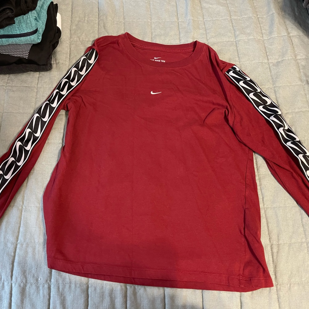 womens Nike long sleeve. Size medium. Never worn did not like the feeling of it.